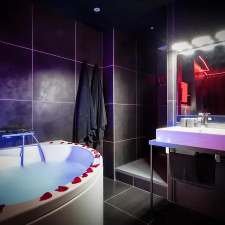 Apartment Room, L'interdit