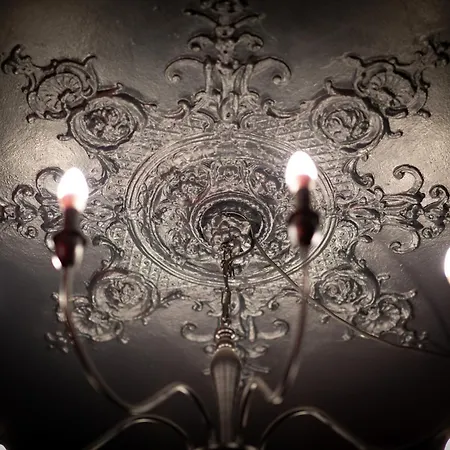 Room, L'interdit דירה