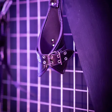 Apartment Room, L'interdit *