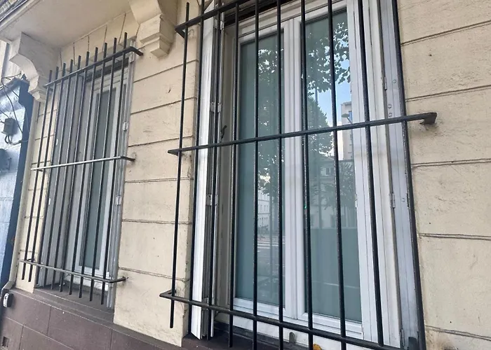 Apartment Room, L'interdit