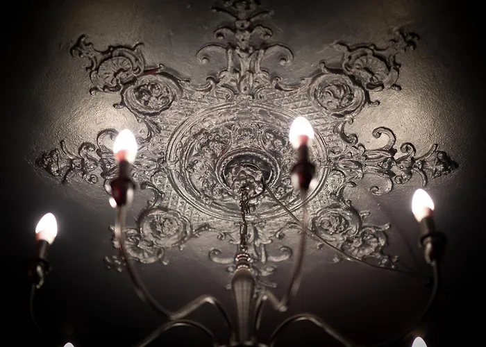 Room, L'interdit Apartment